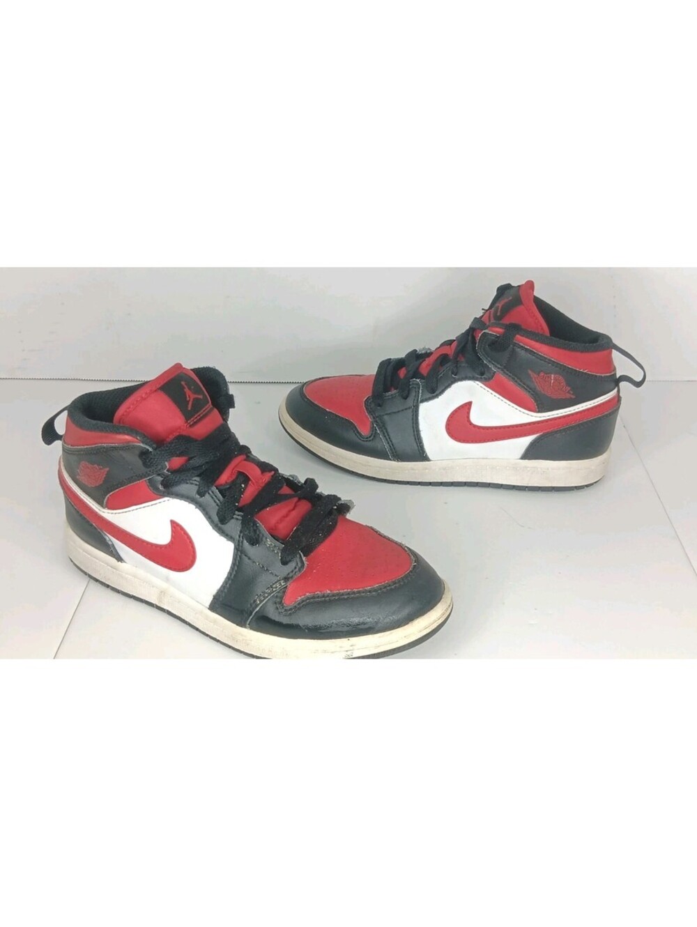 Nike Air Jordan 1 Mid Shoes Youth Size 2.5Y Black White Red Sneaker 640734-079
